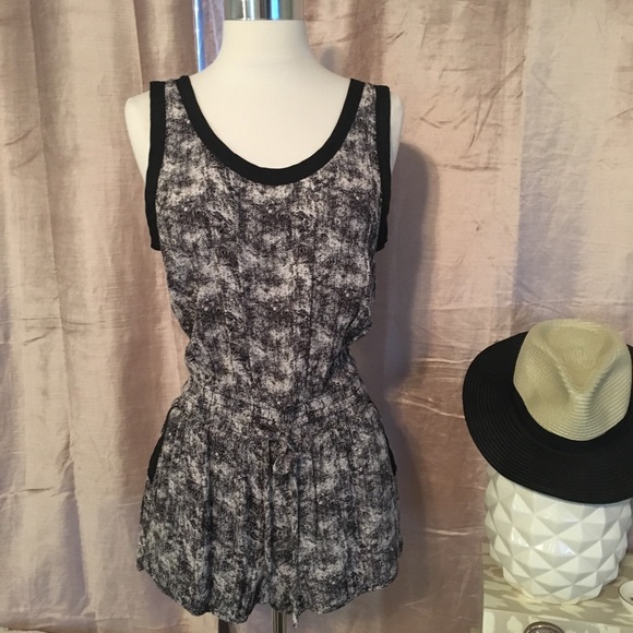 Abstract pattern Romper - Picture 3 of 7